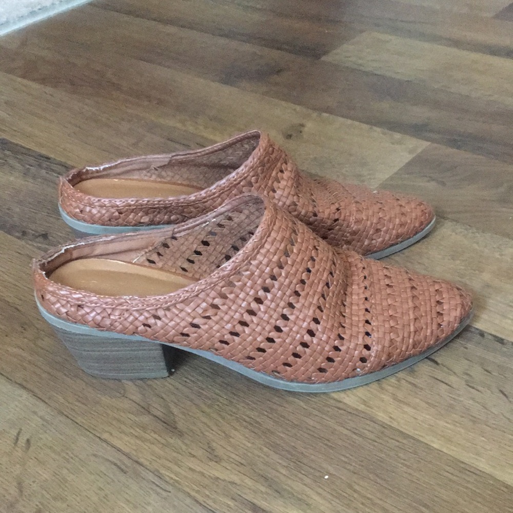 Universal Thread Brown woven clogs mules
